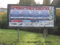 851363 Afbeelding van een gemeentelijk reclamebord bij de Oranjelaan te De Meern (gemeente Utrecht), met vier affiches ...